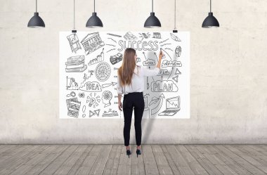 Genç bir kadın bir iş çizimi çiziyor. Kolaj içindeki 3d oluşturma ögeleri