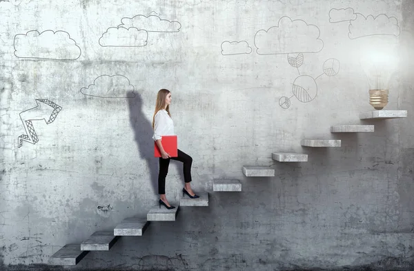 Вид сбоку на молодую предпринимательницу, поднимающуюся по лестнице на бетонном фоне — стоковое фото