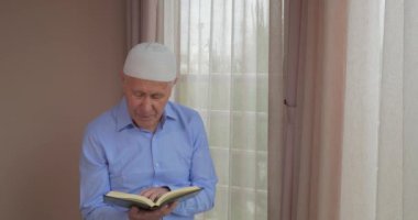 Eski bir Müslüman erkek Kur'an okuma