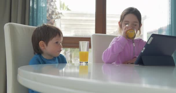 Діти дивляться мультфільми вдома — стокове відео