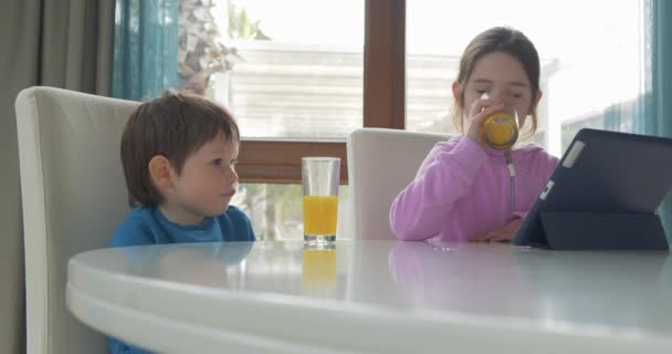 Kinderen kijken cartoons thuis — Stockvideo