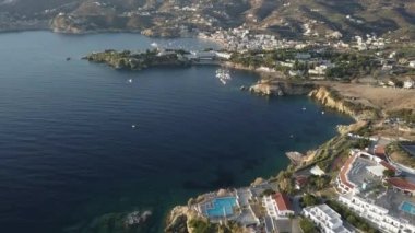 Küçük koy ile güzel sahil şeridi havadan drone görüntüleri