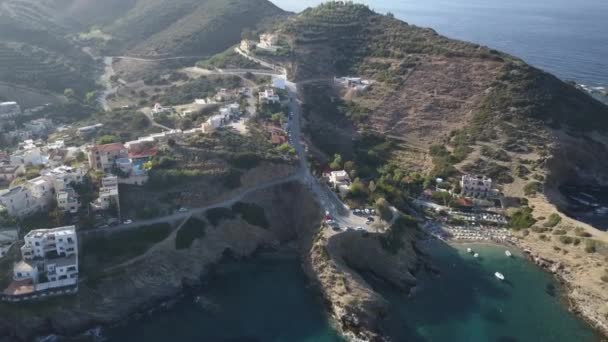 Повітряні кадри невеликого пляжу в селі Балі. Крит, Греція — стокове відео