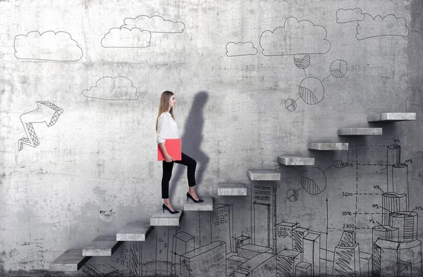 Sidoutsikt över unga affärskvinna klättring trappan med Business skiss på betong bakgrund — Stockfoto