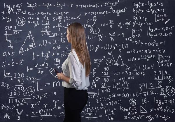 Красива жінка думає, як вирішити математичну проблему — стокове фото