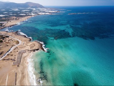 Geniş kumlu kıyı şeridi, plaj Falasarna uzun deniz dalgaları Crete, Yunanistan