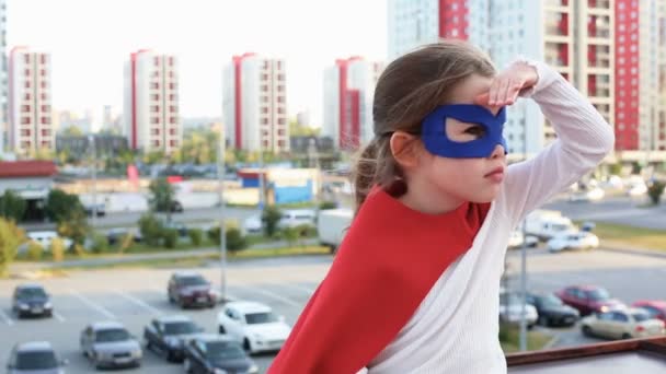 Enfant super-héros sur fond urbain — Video