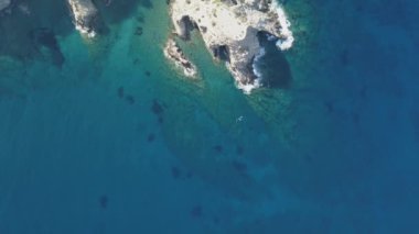 Bali köyünde küçük bir plaj havadan görüntüleri. Girit, Yunanistan
