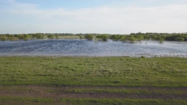 Un champ rural inondé d'eau au printemps 