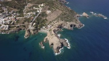 Bali köyünde küçük bir plaj havadan görüntüleri. Girit, Yunanistan