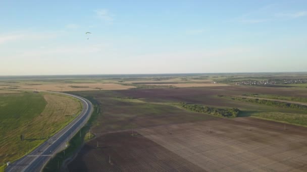 Imagens aéreas de um homem parapente com motor — Vídeo de Stock