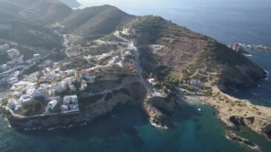 Bali köyünde küçük bir plaj havadan görüntüleri. Girit, Yunanistan