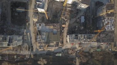 Yeni bir konut kompleksinin inşaat alanı. İnşaat alanı üzerinde uçan