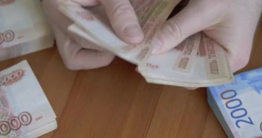 Erkek elleri para sayıyor. 5.000 ruble Lik Rus para banknotları
