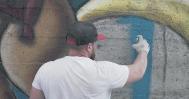Aerosol sprey şişesi ile Graffiti sanatçısı