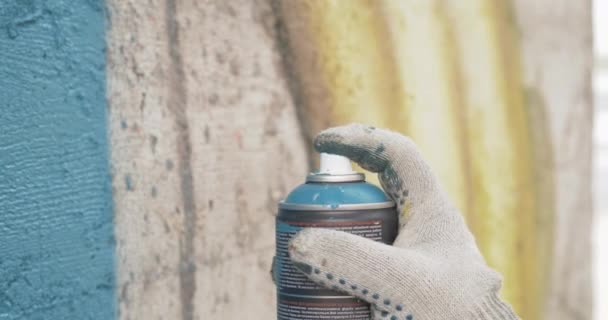 Graffiti Mãos de artista com latas de tinta — Vídeo de Stock