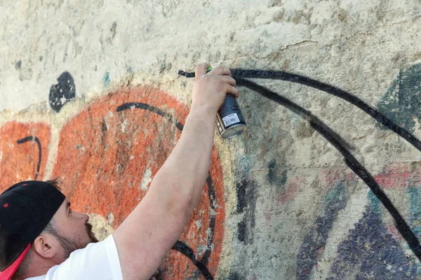 Graffiti artist painting with aerosol spray bottle — Stock Photo, Image