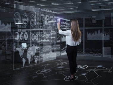 Sanal Masası ile çalışma iş kadını arkadan görünüm