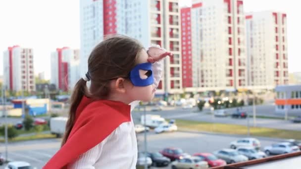 Enfant super-héros sur fond urbain — Video