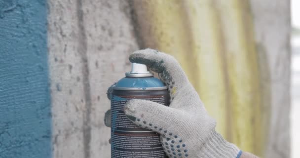 Graffiti Művész kezek festékes dobozokkal — Stock videók