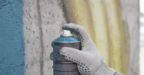 Graffiti Artist hands with paint cans — Stock Video