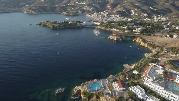 Drohnenaufnahmen der schönen Bucht mit Hotel auf dem Hügel am Meer — Stockvideo