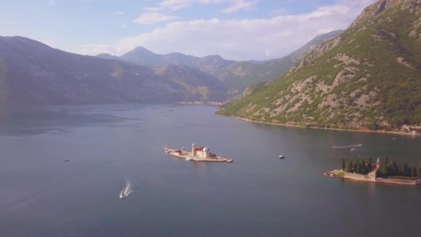 Kotor Körfezi 'nde Perast kasabasının yakınlarındaki adalarda St. George ve manastırın havadan görüntüleri — Stok video