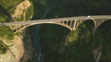 Kuzey Karadağ'daki Tara Nehri üzerindeki Curceviç Köprüsü. Havadan çekilen görüntüler