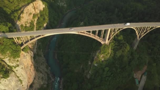 Ponte Djurdjevic sobre o rio Tara, no norte do Montenegro. Imagens aéreas — Vídeo de Stock