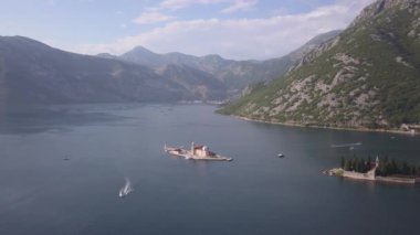 Kotor Körfezi 'nde Perast kasabasının yakınlarındaki adalarda St. George ve manastırın havadan görüntüleri