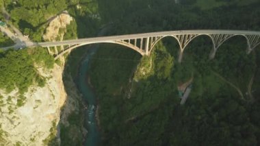 Kuzey Karadağ'daki Tara Nehri üzerindeki Curceviç Köprüsü. Havadan çekilen görüntüler