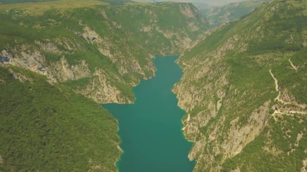 Imágenes aéreas del lago Piva — Vídeos de Stock