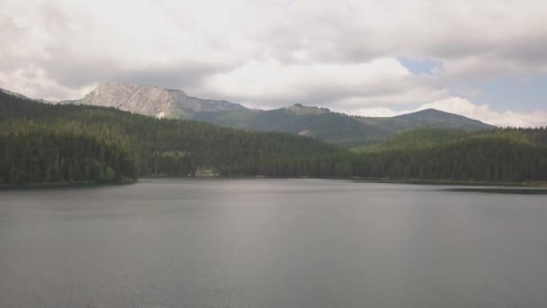 国立公園ダーミターの黒い湖の空中映像 — ストック動画