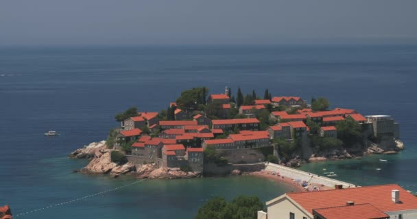 Uma filmagem da ilha Sveti Stefan em Budva — Vídeo de Stock