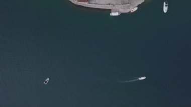 Kotor Körfezi 'nde Perast kasabasının yakınlarındaki adalarda St. George ve manastırın havadan görüntüleri