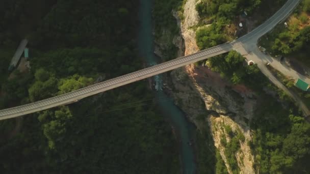 Γέφυρα ντιντιντζεβιτς πάνω από τον ποταμό Τάρα στο βόρειο Μαυροβούνιο. Εναέρια πλάνα — Αρχείο Βίντεο