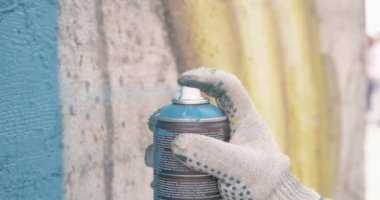 Graffiti sanatçısı elleri boya kutuları ile