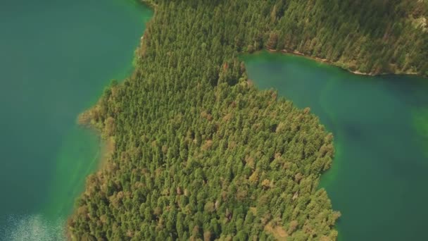 Vzdušný záběr černého jezera v národním parku Durmitor — Stock video