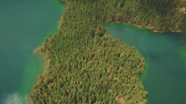 Luchtbeelden van het zwarte meer in Nationaal Park Durmitor — Stockvideo