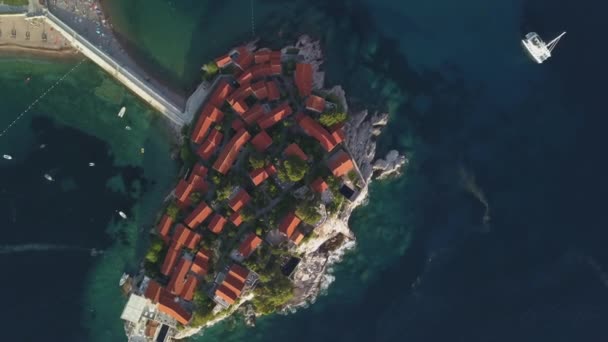 Luchtopnames van Sveti Stefan eiland in Budva — Stockvideo