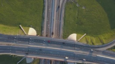 Ulaşım kavşağı yaz havadan görüntüleri, yukarıdan trafik çapraz karayolu kavşak gün görünümü