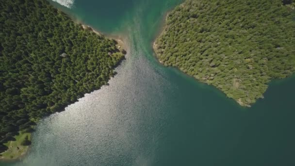 Εναέρια πλάνα της Μαύρης Λίμνης στο εθνικό πάρκο Durmitor — Αρχείο Βίντεο