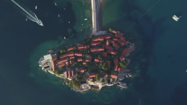 Luchtopnames van Sveti Stefan eiland in Budva — Stockvideo