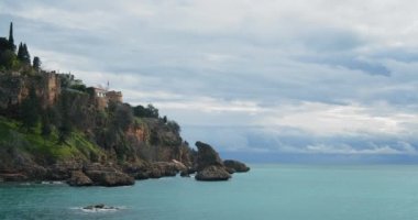 Antalya'nın kayalık sahili. Türkiye