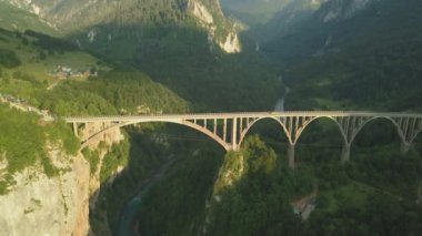 Kuzey Karadağ'daki Tara Nehri üzerindeki Curceviç Köprüsü. Havadan çekilen görüntüler