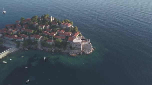 Luftaufnahmen von der Insel Sweti Stefan in Budva — Stockvideo