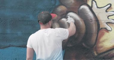 Aerosol sprey şişesi ile Graffiti sanatçısı