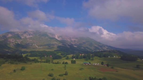 Luchtfoto op Bobotov Kuk nabij het Durmitor Park, Montenegro — Stockvideo