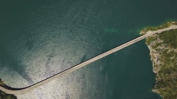 Piva Gölü üzerinde bir köprünün üzerinde sürüş bir araba hava görüntüleri — Stok video