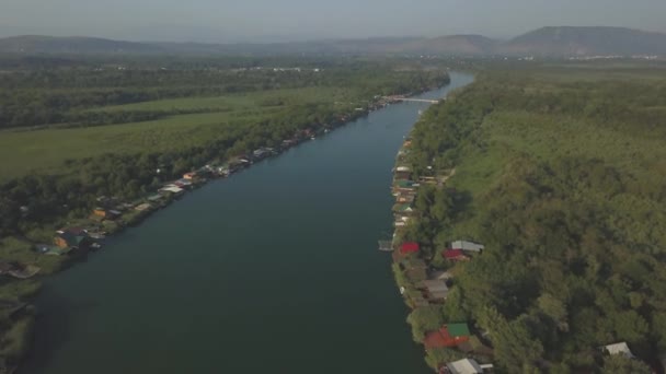 Úszó éttermekben meghívja a turistákat, hogy enni ízletes tengeri ételek. — Stock videók